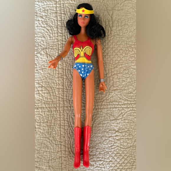 Vintage 1975 Wonder Woman Superhero Doll Collectible - Picture 4 of 6